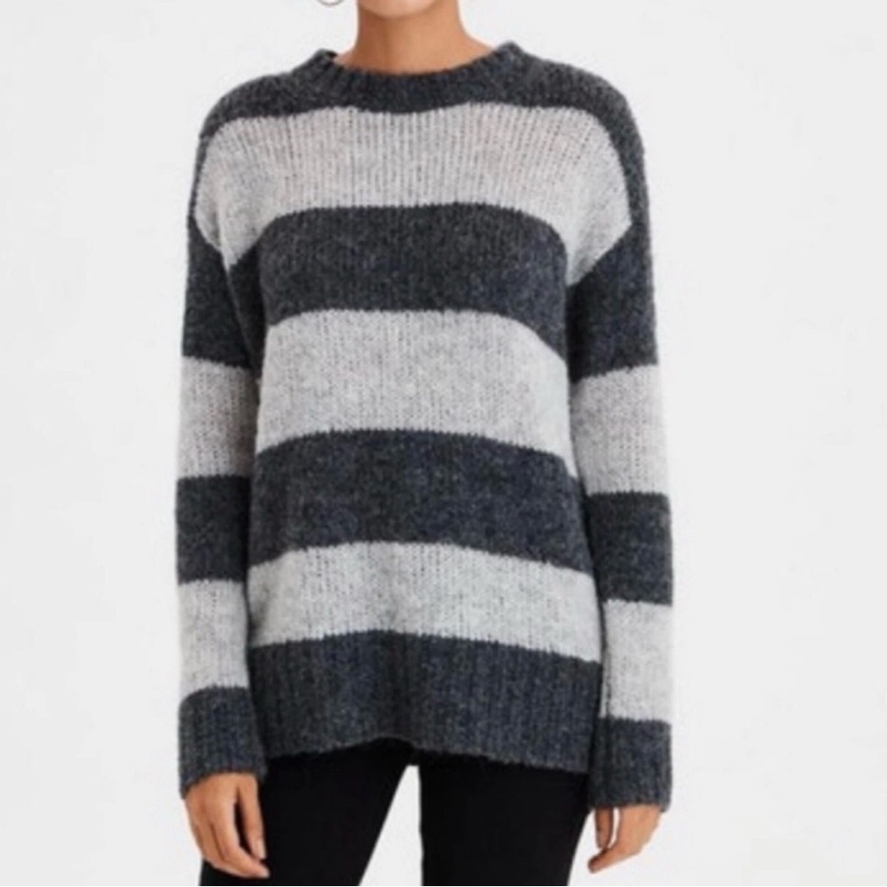 American Eagle Jegging Fit Gray Striped Sweater Size M
